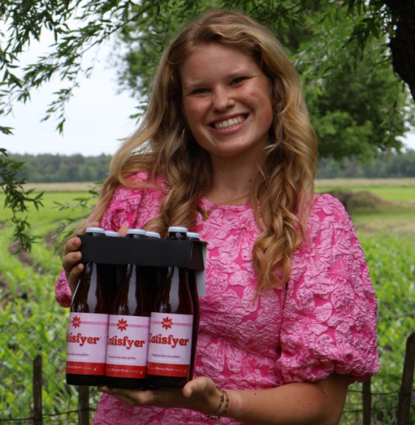 Julie van Drinkjuuls met haar eerste bier 'Zatisfyer'