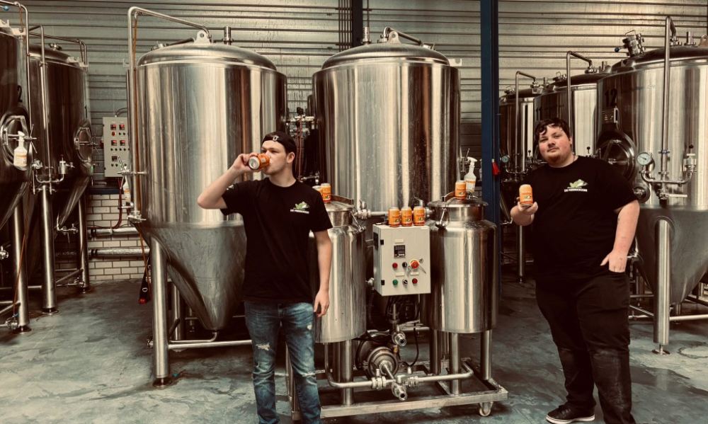 Mannen van Brouwerij de Meerkikker in een bierbrouwerij