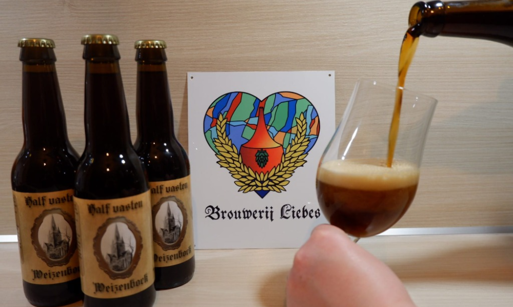Brouwerij Liebes bier inschenken