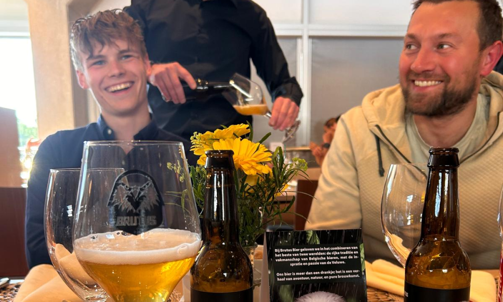 Mensen zijn blij tijdens Brutus bier proeverij