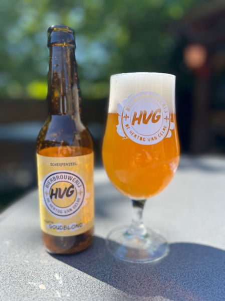 De Hertog van Gelre Fruitig Goudblond bierflesje en glas