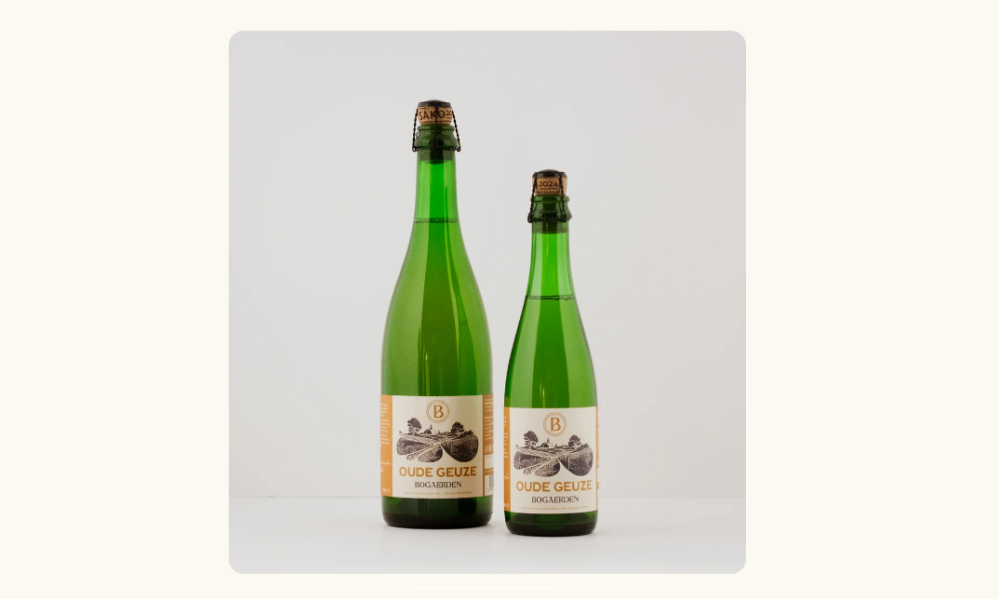 Twee groene flessen oude geuze met etiket op een witte achtergrond.