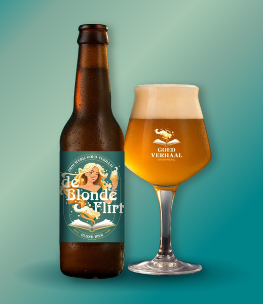 Een fles en glas van Goed Verhaal de Blonde Flirt bier tegen een groene achtergrond.