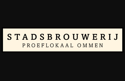 Logo van Stadsbrouwerij Proeflokaal Ommen tegen een zwarte achtergrond.