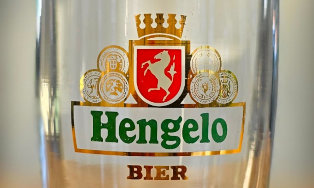 Hengelo Bier glas met embleem en gouden zegels.