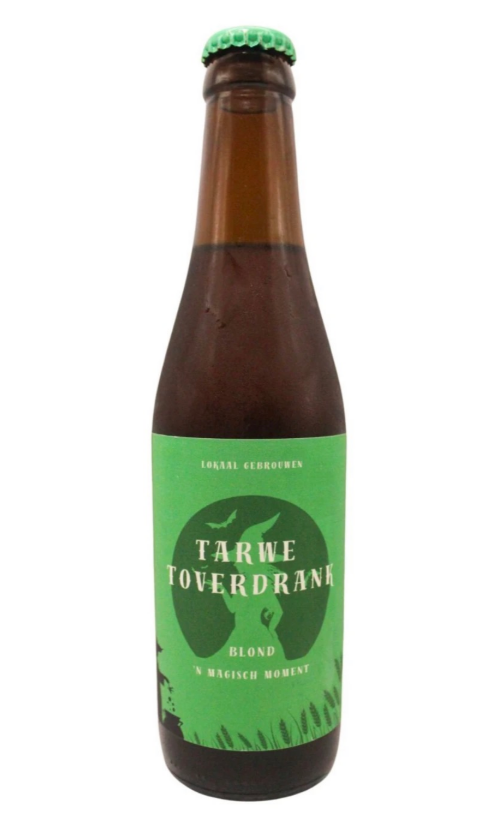 Fles TarweToverdrank bier met groen etiket op witte achtergrond.