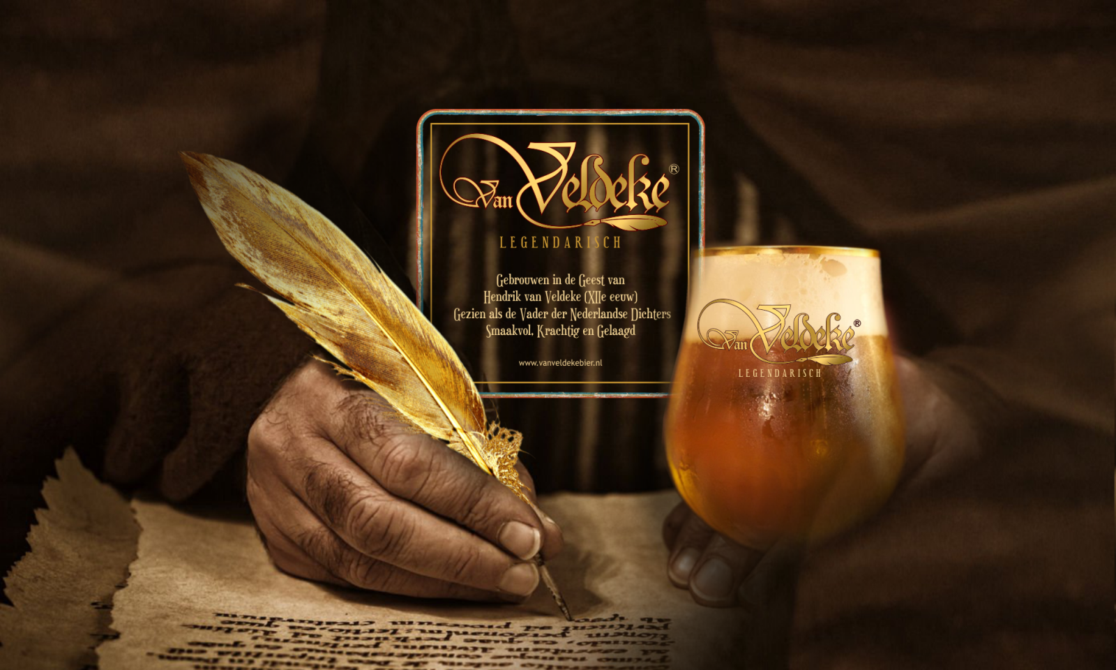 Hand met veer aan het schrijven naast een glas bier met Van Veldeke logo.