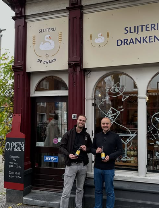 Spicabier oprichter Rick en andere man met bier in de de hand voor slijterij De Zwaan.