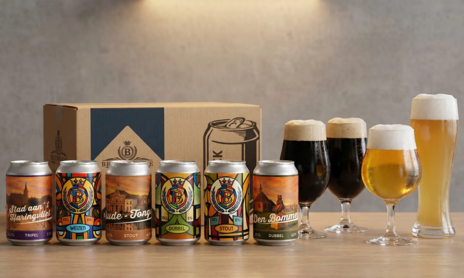 Brouwhoeve bierblikjes met proefglazen blond, donker en amber bier naast een kartonnen doos.