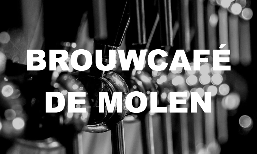 Zwart-wit close-up van biertaps met de tekst Brouwcafé de Molen in witte letters.