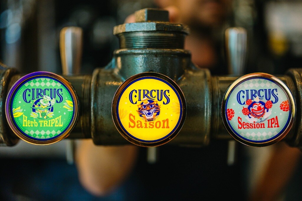 Drie tapkranen met de ronde taplensen van Circus Herb Tripel, Saison en Session IPA.