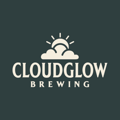 Crèmekleurig Cloudglow Brewing-logo met zon en wolk op donkergroene achtergrond.