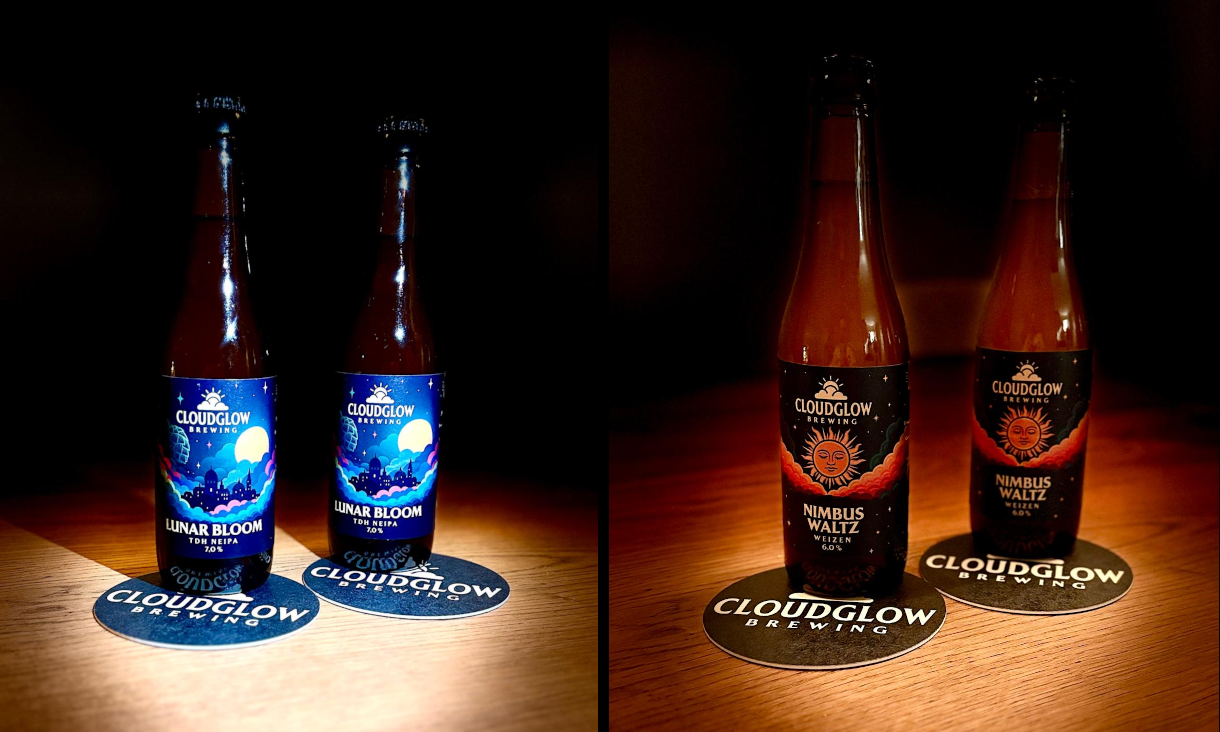 Vier Cloudglow bierflessen op viltjes op een houten tafel met dramatische belichting.