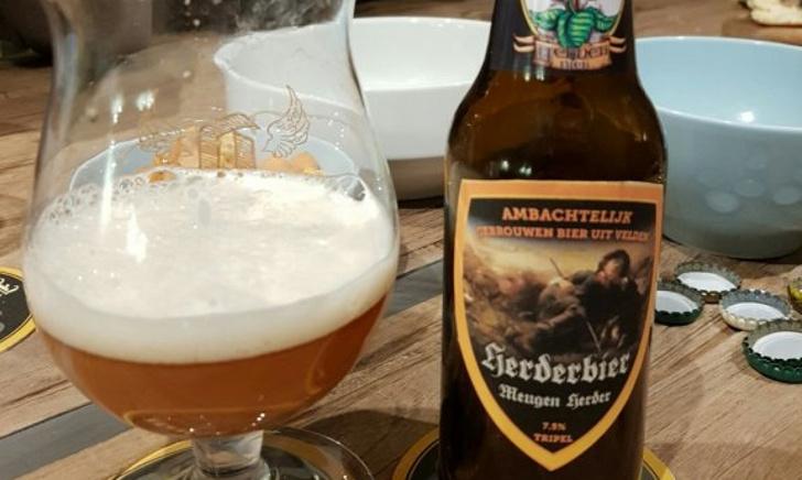 Herder Bier ingeschonken
