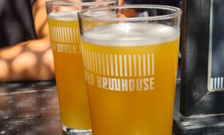 Twee glazen BRLO bier in het BRLO Brwhouse