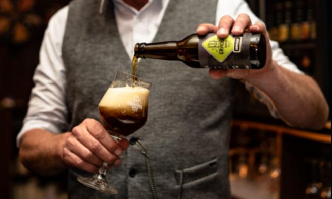 Gerard Schenkt Hoppekamp Bier