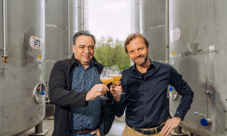 Geert en Dirk Lindemans proosten bij de brouwerij
