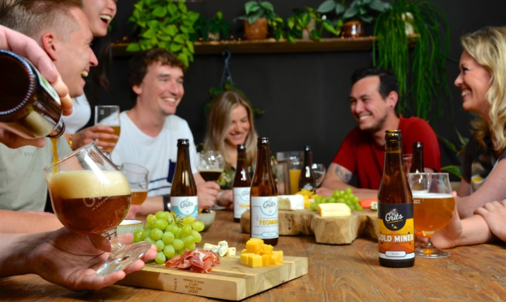 Bier van Brouwerij Grits inschenken in een gezellige setting  