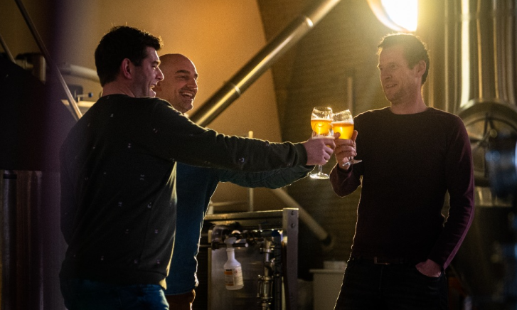 Mannen van Vijfheeren bier proosten