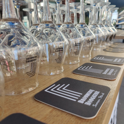 Brouwerij Hoogkerk glazen op de bar