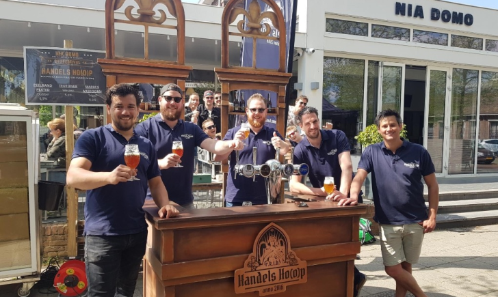 Handels Hoop mannen achter hun eigen tap