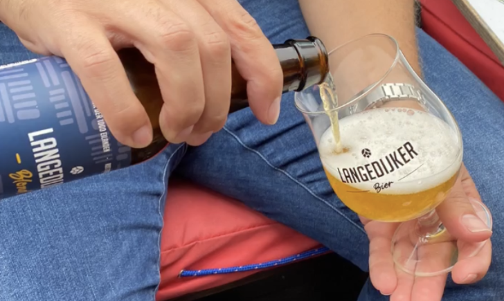 Langedijker Bier inschenken