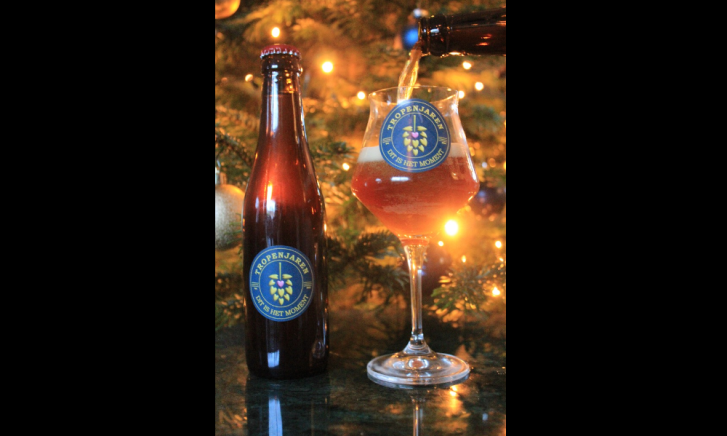Brouwerij Tropenjaren bier inschenken
