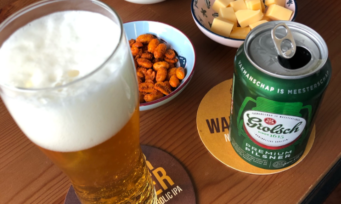 Grolsch pils met lekkere borrelhapjes