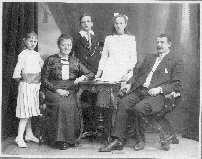 Het gezin Van Boven-Van Soest, brouwersfamilie te Echt. v.l.n.r: jongste dochter Anna Maria Gertruda (Mies), moeder Henrica Hubertina Huberta (Drika) van Soest, zoon Jan, oudste dochter Albertine en vader Petrus Wilhelmus Albertus (Wim) van Boven, ca. 1914.