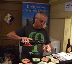 Bier schenken tijden Gebrande Winning