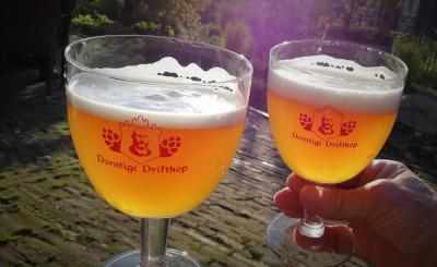 Dorstige Driftkop bier in glas Dorstige Driftkop bier in glas