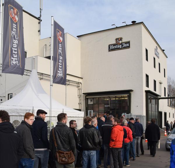 Mensen bij de Hertog Jan brouwerij voor de Grand Prestige dag