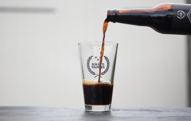 Halve Tamme bier inschenken Halve Tamme bier inschenken