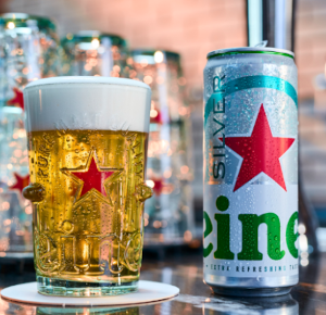 Heineken Silver blikje en glas Heineken Silver blikje en glas