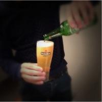 Heineken inschenken door de quizmaster Heineken inschenken door de quizmaster