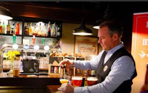 Jacob schenkt Vrolijke Joncker bier Jacob schenkt Vrolijke Joncker bier