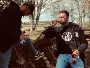 Jongens genieten van bier van Tanklokaal Jongens genieten van bier van Tanklokaal