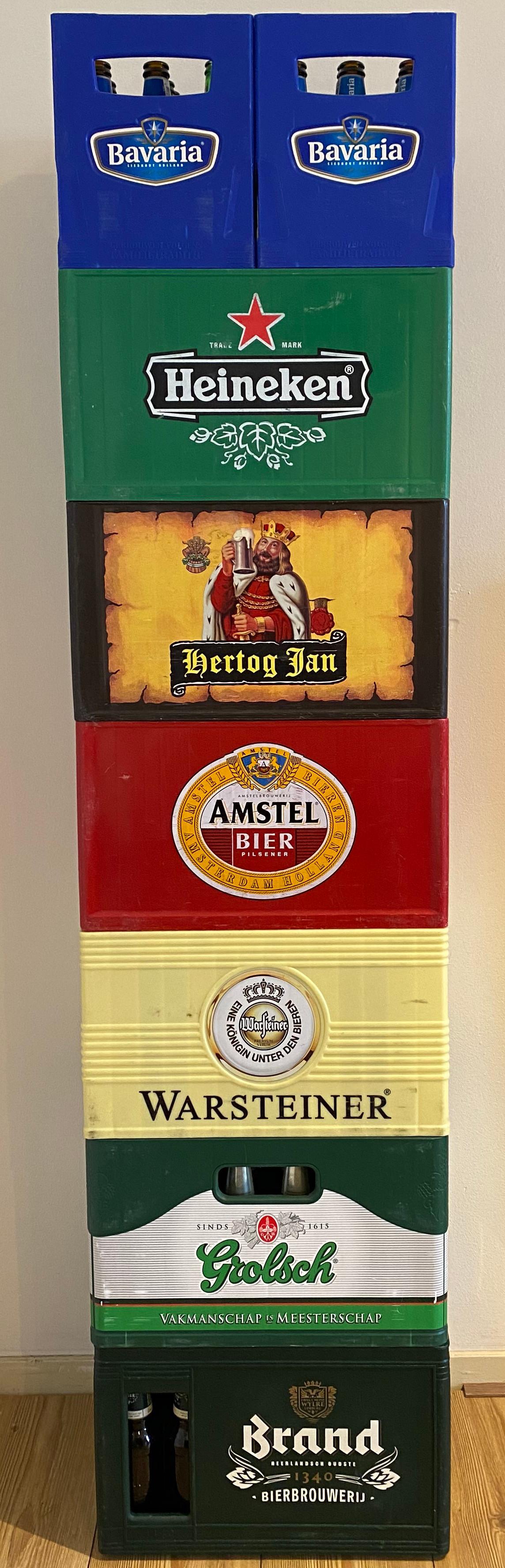 Kratten bier opgestapeld Kratten bier opgestapeld