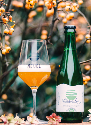 Nevel Wild Ales Meander bier met glas Nevel Wild Ales Meander bier met glas