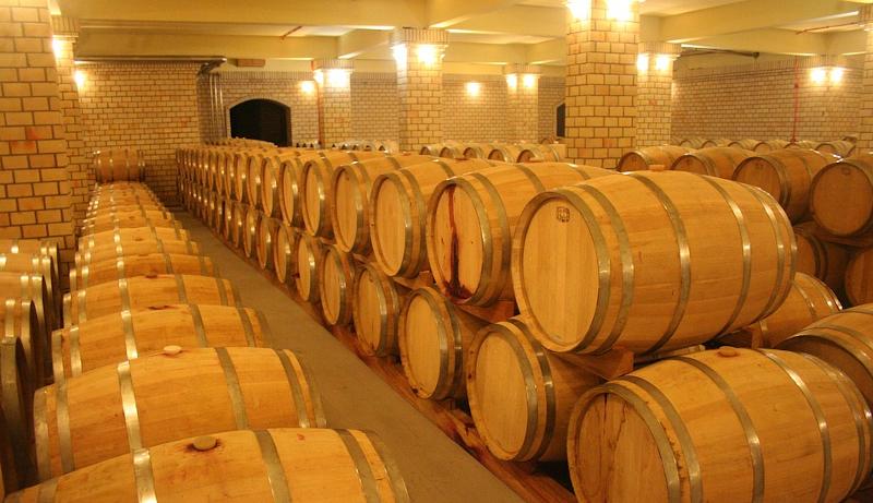 Rijpingskelder met houten vaten // pixabay