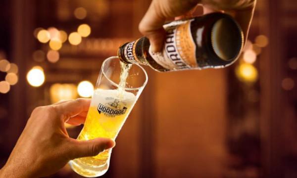 Bier inschenken in glas Bier inschenken in glas