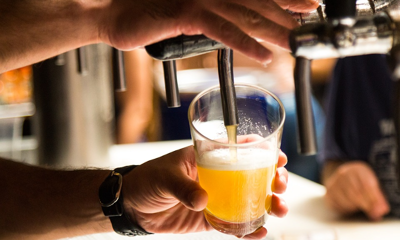 glas bier wordt volgetapt Bier tappen, arm, glas