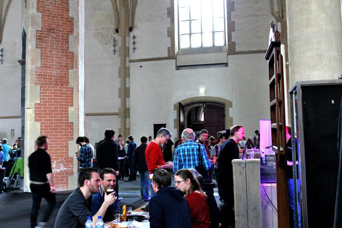 Festivalgangers drinken bier in de Martinikerk