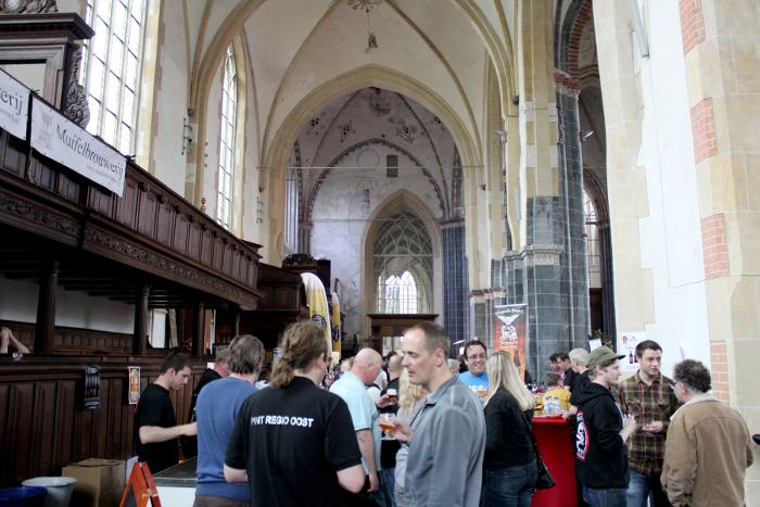 Bezoekers bier aan het drinken