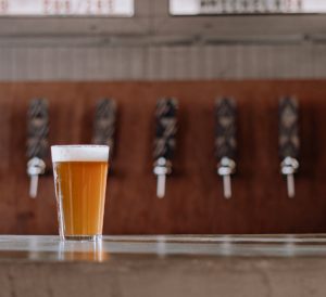Bier op de bar Bier op de bar / PEXELS
