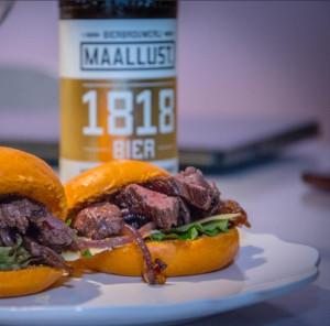 Broodje met vlees van de BBQ en Maallust 1818 bier