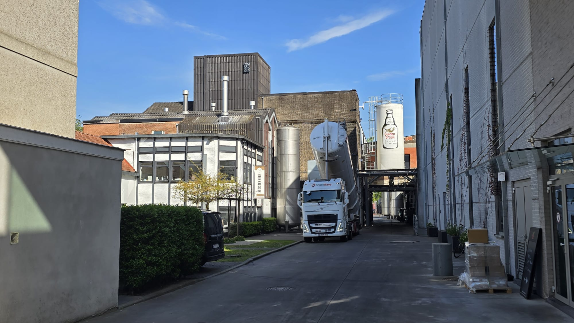 Vrachtwagen aan het lossen bij Brouwerij van Steenberge.