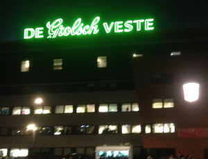 De Grolsch Veste buiten in het donker