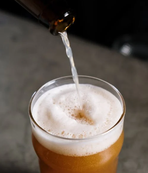 Eigen gebrouwen bier inschenken Eigen gebrouwen bier inschenken