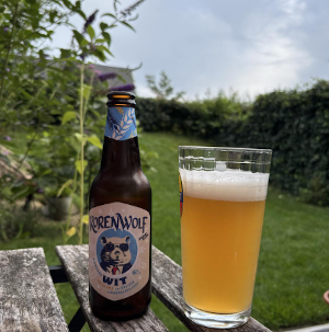 Korenwolf Witbier flesje en glas buiten in de buitenbar